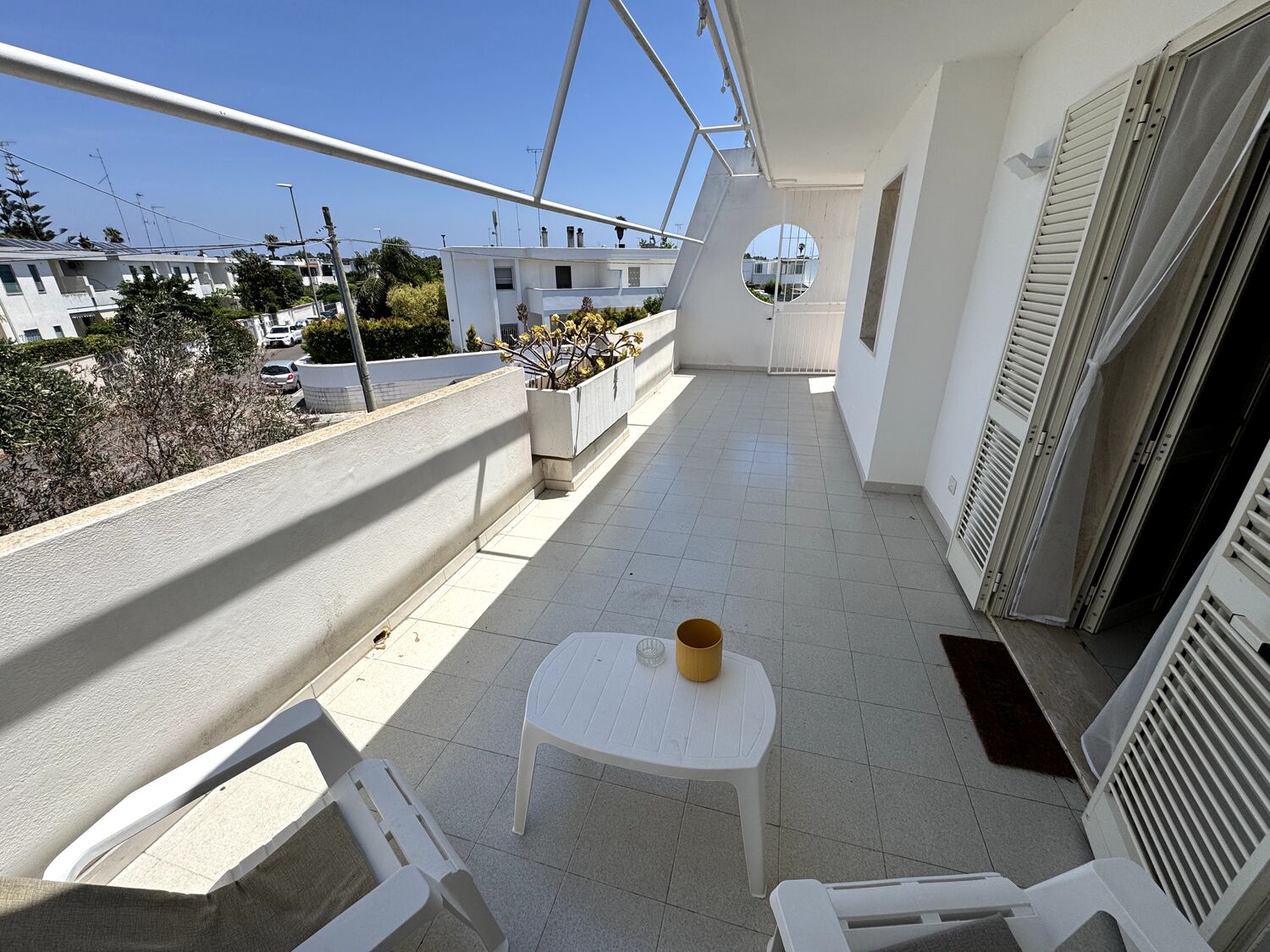 Ampia veranda luminosa, uno dei due spazi all'aperto della casa vacanze nel Salento