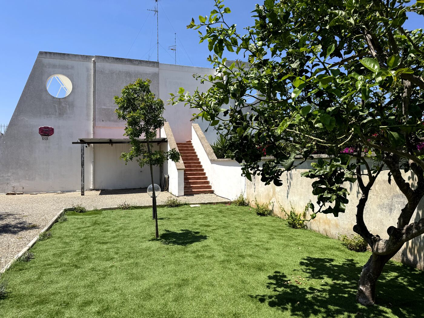 La villa DAMA del Salento vista dal giardino a San Cataldo
