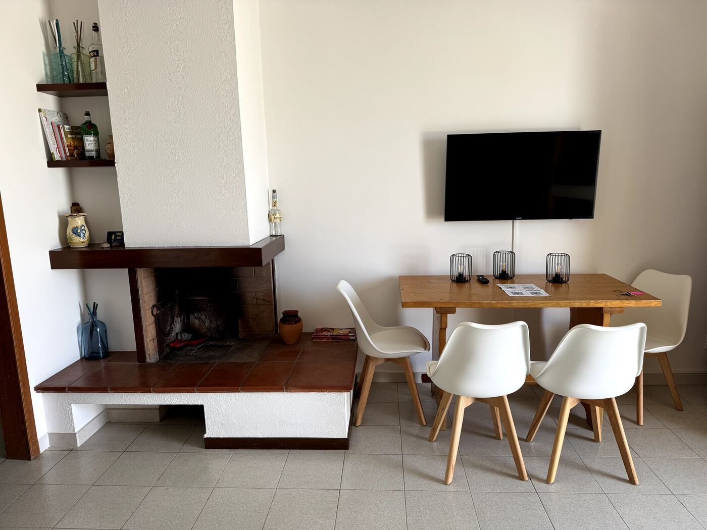 Zona pranzo interna con tavolo e cucina